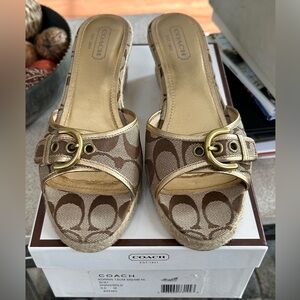 Coach Korrin 12cm Signature Metallic Wedge Sandals khaki/gold sz 9